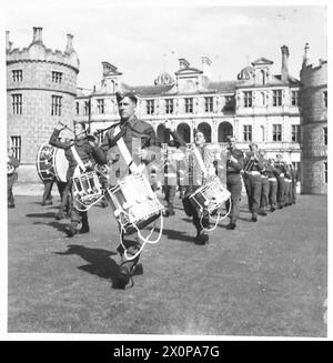 Le bataillon Band of a Devon Regiment joue « Retreat » lors d'une cérémonie militaire. Banque D'Images