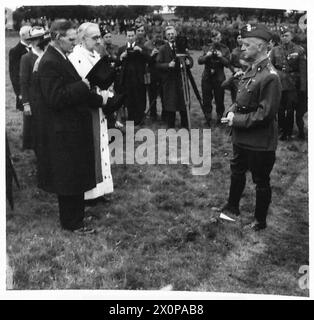 Photographie négative montrant le général Władysław Sikorski avec des représentants de Biggar lors de la présentation d'un tableau par des soldats de la 1re brigade de fusiliers pour célébrer la Journée de l'armée polonaise, 1940, illustrant une cérémonie militaire et une commémoration. Banque D'Images