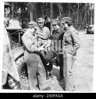 Un sergent démontre le fonctionnement d'une pompe à eau aux recrues de l'ATS pendant l'entraînement. Négatif photographique, armée britannique. Banque D'Images