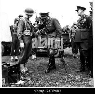 Négatif - le général Sir Alan Brooke inspecte et teste un poste de transmission et de réception sans fil. Négatif photographique, Armée britannique Banque D'Images