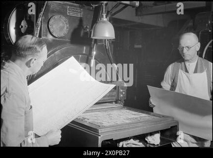 Deux employés de journaux du Daily mail de Londres vérifient les feuilles de papier mâché fabriquées à partir de formulaires métalliques pendant la production de journaux de guerre en 1944. Banque D'Images