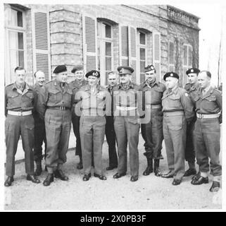 FIELD MARSHAL MONTGOMERY AVEC la 5TH CDN ARMD DIV - Un groupe au QG de la Div, comprenant le C-in-C, gens Liska, Foulkes et Hoffmeister. Négatif photographique, Armée britannique, 21e groupe d'armées Banque D'Images