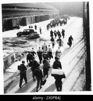 P.O.W. LIFE EN ALLEMAGNE - au revoir à la vie des POW. Les officiers britanniques quittent l'Oflag 79 pour rentrer chez eux. Négatif photographique, Armée britannique, 21e groupe d'armées Banque D'Images