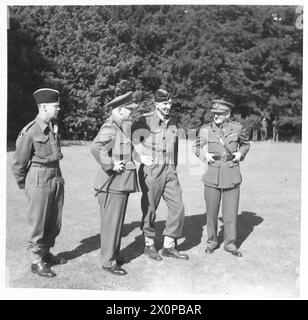 La bande d'un bataillon du Devon Regiment joue "Retreat", capturé dans des photographies montrant des musiciens et une cérémonie militaire. Banque D'Images