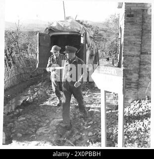 ITALIE : HUITIÈME RÉCUPÉRATION d'ARMYREME SUR LE TERRAIN - le Capitaine Tramer de Carnforth, Lancashire, reçoit un message du Cmdt. ARMD. DBE. quant à la position d'un réservoir qui s'est échappé de la route et s'est renversé. Négatif photographique, Armée britannique Banque D'Images