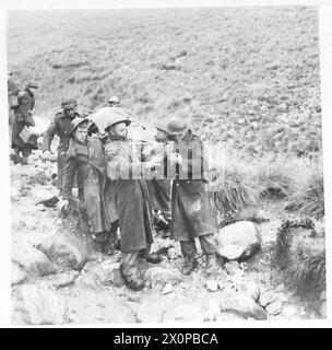 Les porteurs de brancards évacuent les troupes blessées sous des tirs de mortier et de fortes pluies sur le mont. Camino, traitant également les soldats allemands et alliés. Négatif photographique, armée britannique. Banque D'Images