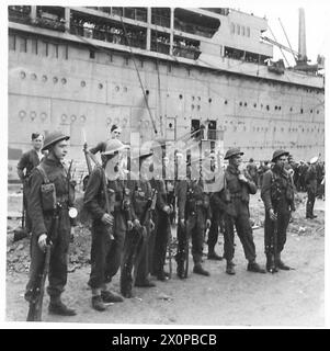 L'OCCUPATION ALLIÉE DE L'AFRIQUE DU NORD FRANÇAISE, 1942-1945 - quelques-unes des troupes britanniques qui gardaient des prisonniers allemands et italiens devant le HMT Stratheden dans les quais d'Alger occupée par les Alger, 2 décembre 1942 Royal Navy, British Army Banque D'Images