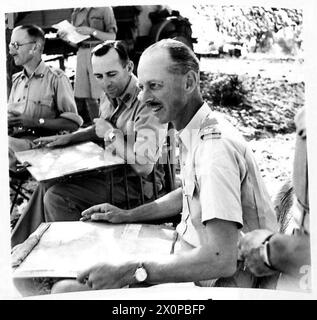 CONFÉRENCE DES COMMANDANTS DU CORPS - LIEUT. Le général Dempsey photographié pendant la conférence. Négatif photographique, Armée britannique Banque D'Images