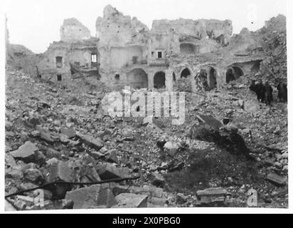 La cour de l'abbaye de Monte Cassino est montrée en ruines après sa capture par le 2e corps polonais le 19 mai 1944 lors des batailles de Monte Cassino. Banque D'Images
