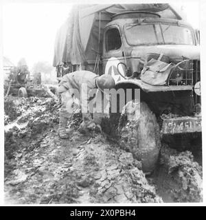 ITALIE : CINQUIÈME ARMYWITH L'AMÉRICAIN SUR LE FRONT DE VENAFRO - Un tracteur Bofors est coincé dans la boue profonde dans la zone avant. Négatif photographique, Armée britannique Banque D'Images