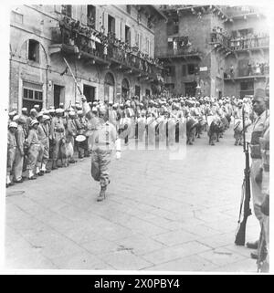 ITALIE : LES FRANÇAIS COMMÉMORENT LE JOUR DE LA BASTILLE - le groupe français marche sur le terrain de la parade. Négatif photographique, Armée britannique Banque D'Images