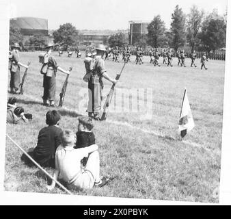 Le lieutenant-général Montgomery inspecte un bataillon des London Irish Rifles alors qu'ils défilent, démontrant les procédures d'examen militaire. Banque D'Images