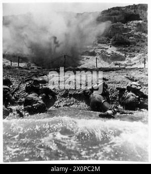 ENTRAÎNEMENT À L'INVASION PAR LES TROUPES DES NATIONS ALLIÉES - à l'abri du feu «ennemi» sous une corniche. Négatif photographique, Armée britannique Banque D'Images