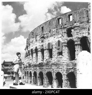 UNE JOURNÉE À ROME AVEC LE MITRAILLEUR SMITH - 'GNR. Smith' devant le Colisée. Négatif photographique, Armée britannique Banque D'Images