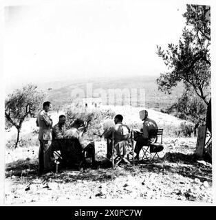 CONFÉRENCE DES COMMANDANTS DU CORPS - dans l'ombre du mont. Etna Lieut général M.C. Dempsey, DSO., MC., commandant du 13e corps, en conférence avec ses officiers supérieurs. Négatif photographique, Armée britannique Banque D'Images