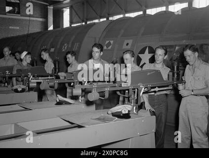 LES PILOTES DE LA MARINE BRITANNIQUE S'ENTRAÎNENT EN AMÉRIQUE POUR LA GUERRE CONTRE LE JAPON. NOVEMBRE 1944, ÉTATS-UNIS. PLUSIEURS CENTAINES DE PILOTES NAVALS BRITANNIQUES DE LA FLOTTE AÉRIENNE SE SONT ENTRAÎNÉS EN AMÉRIQUE CÔTE À CÔTE AVEC DES CADETS AMÉRICAINS POUR SERVIR DANS LES OCÉANS PACIFIQUE ET INDIEN. SOUS LE COMMANDEMENT D'INSTRUCTEURS AMÉRICAINS, ILS SUIVENT D'ABORD UNE FORMATION AÉRIENNE PRIMAIRE DE LA NAVY À BUNKER HILL, INDIANA, PUIS SE RENDENT À PENSACOLA, JACKSONVILLE ET FORT LAUDERDALE, TOUS DANS L'ÉTAT DE FLORIDE. À CE STADE, ILS PARTENT POUR LE MAINE, OÙ À BRUNSWICK ET LEWISTON, ILS SONT CONVERTIS AUX MÉTHODES BRITANNIQUES ET ONT DES EXERCICES D'ATTERRISSAGE SUR PONT, JUSQU'AU JOUR VENU FO Banque D'Images