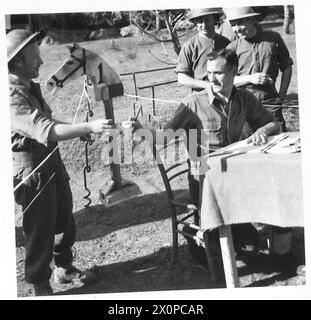 CINQUIÈME ARMÉE : ANZIO BRIDGEHEAD 'ANZIO TURF CLUB' MEETING - Pte. J. Hardy de Durham achète un cheval pour la prochaine course au Lieut. E. traîneau de Hull, le caissier pour le fourre-tout. Négatif photographique, Armée britannique Banque D'Images