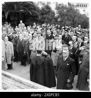 Le général de Gaulle et des officiers français saluent pendant l'hymne national le jour de l'armistice à Alger, documentant l'observance des cérémonies et le protocole militaire. Négatif photographique. Banque D'Images