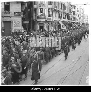 D'AUTRES PRISONNIERS ARRIVENT AU CAIRE - les prisonniers vus marchant dans l'une des rues principales du Caire escortés par des hommes d'un régiment des Highlands et de la police égyptienne à cheval et à pied. Négatif photographique, Armée britannique Banque D'Images