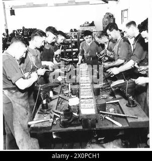 ROYAL ORDINANCE CORPS : DÉPÔT DES MAGASINS RETOURNÉS - Une vue de la courbe de réparation dans le département de réparation des bottes et chaussures. Négatif photographique, Armée britannique Banque D'Images