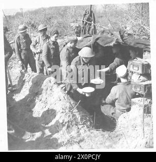 ITALIE : CINQUIÈME ARMYSALUTE LA SÉRIE SOLDAT - Une scène à la cuisine pendant le repas de midi. Négatif photographique, Armée britannique Banque D'Images