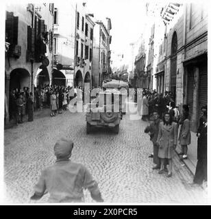 HUITIÈME ARMÉE : AVANCE VERS VENISE - la foule acclamée qui longe les rues alors que notre transport passait par Padoue. Négatif photographique, Armée britannique Banque D'Images