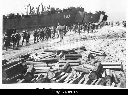 INVASION DE L'ITALIE : LA CINQUIÈME ARMÉE DE LA RÉGION DE NAPLES DÉBARQUE DANS LA BAIE DE SALERNE - les troupes britanniques quittent les LTS. Négatif photographique, Armée britannique Banque D'Images