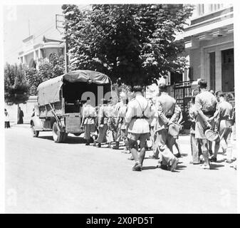 Un cortège funéraire se déplace dans les rues de Damas. Le négatif photographique capture l'événement solennel et l'arrangement des participants le long du parcours. Banque D'Images