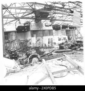 AÉROPORT DE TUNIS : UN AUTRE CIMETIÈRE DE LA LUFTWAFFE de GOERING - les grands dégâts aux hangars de l'aéroport complètement vidés et inutiles. Négatif photographique, Armée britannique Banque D'Images