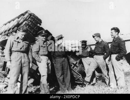 L'ARMÉE DE L'AIR POLONAISE DANS LA BATAILLE DE NORMANDIE, JUIN-SEPTEMBRE 1944 - Frome de gauche à droite : inconnu ; chef d'escadron Bohdan Arct (peut-être) ; inconnu ; lieutenant de vol Władysław (peut-être) ; Adjudant Wacław Król Majchrzyk (escadron no 308) et lieutenant de vol Kazimierz Sporny. Pilotes de l'escadron de chasse polonais no 316 par un char allemand Panzer IV qu'ils ont détruit. Normandie, août 1944 Armée de l'air polonaise, Armée de l'air polonaise, 316e Escadron de chasse de la ville de Varsovie, Armée de l'air polonaise, 308e Escadron de chasse de la ville de Kraków, Arct, Bohdan, Król, Wacław, Majchrzyk, Władysław, Sporny, Kazimierz Banque D'Images