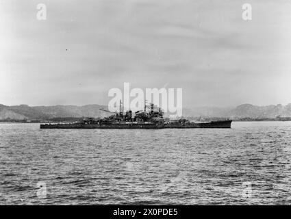 LA PERTE DU HMS PRINCE OF WALES ET REPULSE 10 DÉCEMBRE 1941 - Forces japonaises : croiseur japonais CHOKAI dont l'hydravion aperçoit les navires britanniques, le HMS PRINCE OF WALES et REPULSE, le 9 décembre 1941. Le lendemain matin, ils furent attaqués par des avions japonais et coulés au large des côtes de la Malaisie. La majorité des équipages ont été secourus. Les naufrages ont porté un coup épouvantable au prestige britannique de la Marine impériale japonaise, CHOKAI, Royal Navy, REPULSE (HMS), Royal Navy, PRINCE DE GALLES (HMS) Banque D'Images