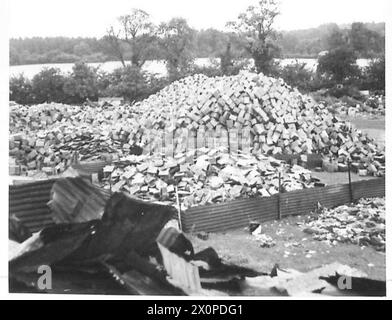 De grandes quantités de bidons d'essence arrivent chaque semaine au Eastern Command, où le personnel de l'armée britannique organise et gère l'approvisionnement en carburant pour les opérations. Banque D'Images