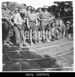 CINQUIÈME ARMÉE : TÊTE DE PONT ANZIO 'ANZIO TURF CLUB' RENCONTRE - le départ de la deuxième course. Cheval No. 2 est déplacé vers l'avant d'une place. Négatif photographique, Armée britannique Banque D'Images