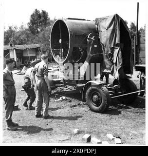Des artilleurs antiaériens détruisent un avion sans pilote, et des projecteurs endommagés ont été inspectés sur place après l'action du 17 juin 1944. Banque D'Images