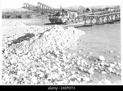 ITALIE : LES HUITIÈME troupes de l'ARMYNouvelle-Zélande traversent la RIVIÈRE SANGRO - Bren porte-avions traversent le pont en route vers la zone avant. Négatif photographique, Armée britannique Banque D'Images