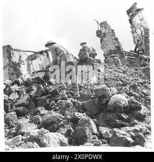 ITALIE : CINQUIÈME RECONSTRUCTION DU FRONT DE L'ARMÉE DE L'ENTRÉE DANS CANCELLO - recherche parmi les ruines d'éléments ennemis errants. Négatif photographique, Armée britannique Banque D'Images