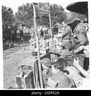 CINQUIÈME ARMÉE : ANZIO BRIDGEHEAD 'ANZIO TURF CLUB' MEETING - les parieurs regardent anxieusement leurs chevaux se déplacer le long du parcours. Négatif photographique, Armée britannique Banque D'Images