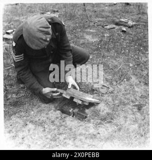 HUITIÈME ARMÉE : UN AÉRODROME EN PRÉPARATION - un sergent de R.E. inspecte une mine de boîte. Négatif photographique, Armée britannique Banque D'Images