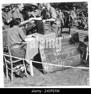 CINQUIÈME ARMÉE : ANZIO BRIDGEHEAD 'ANZIO TURF CLUB' MEETING - CQMS Sutton de Freshford, Somerset, recueille ses gains de la fourre-tout. Négatif photographique, Armée britannique Banque D'Images