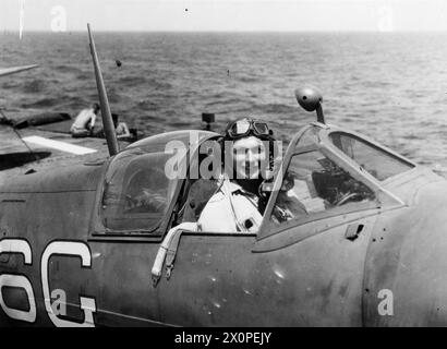 AVIATEURS DE LA MARINE AVEC LA FLOTTE DES INDES ORIENTALES BRITANNIQUES. 28 JUIN 1945, COLOMBO, HOMMES DU 809E ESCADRON DE LA 3E AILE DE CHASSE NAVALE, À BORD DU HMS STALKER, UN PORTE-AVIONS BRITANNIQUE DES INDES ORIENTALES. - Sous-lieutenant (A) David Lees-Jones, RNVR, d'Altricham, Cheshire, servant dans la flotte britannique des Indes orientales Banque D'Images