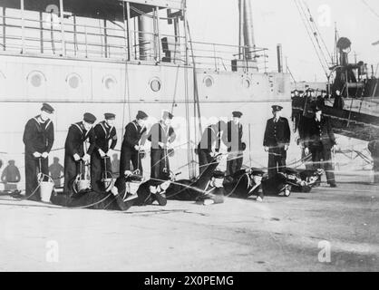 En 1941, au HMS Pembroke, le personnel de la Royal Navy suit une formation sur la lutte contre les incendies, avec un maître en chef qui enseigne l'utilisation de la pompe à étrier. Banque D'Images