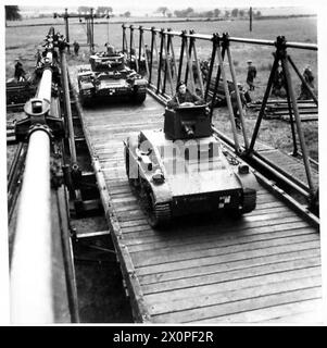 ÉCOLE DE GÉNIE MILITAIRE ET ÉCOLE DE SIGNALISATION - Un char léger et un char Valentine traversant le pont. Négatif photographique, Armée britannique Banque D'Images