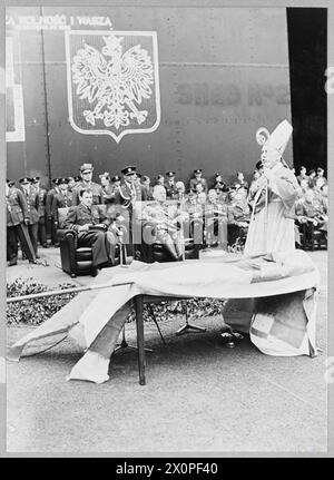 Le nouveau standard de l'armée de l'air polonaise, fabriqué à Wilno sous occupation soviétique et introduit clandestinement en Grande-Bretagne via la Suède, est présenté à la RAF Swinderby le 16 juillet 1941. Le maréchal de l'air Charles Portal et le général Władysław Sikorski écoutent l'éloge de l'archevêque Józef Gawlina. Négatif photographique, armée de l'air polonaise. Banque D'Images