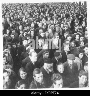 LA LIBÉRATION DE BAYEUX JUIN 1944 - foules écoutant les discours des membres des forces alliées et de la résistance française dans le centre de Bayeux, 9 juin 1944 Banque D'Images