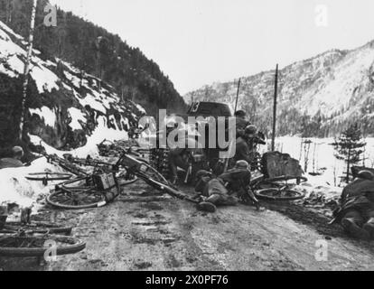 L'INVASION ALLEMANDE DE LA NORVÈGE, 1940 - L'infanterie allemande abandonne ses vélos et se met à couvert derrière un char Panzer (PzKpfw) I après avoir été engagée par les troupes de montagne norvégiennes dans une vallée en Norvège, 21 avril 1940 Armée allemande Banque D'Images