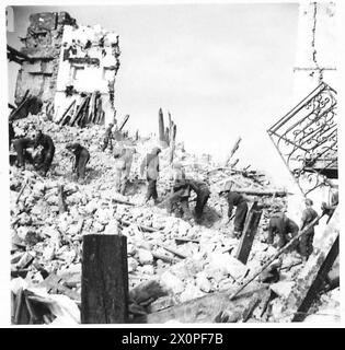 ITALIE : CINQUIÈME RÉGION d'ARMYGARIGLIANO - le village en ruines et vide de Rufo, perché au sommet d'une colline, est en première ligne. Les fantassins essaient ici de dégager une route à travers les décombres, un travail rendu plus difficile par les tirs d'obus ennemis constants. Négatif photographique, Armée britannique Banque D'Images