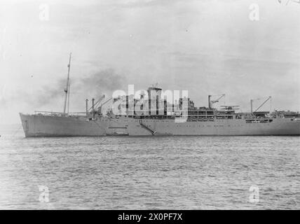 Entre le 17-19 janvier 1942, le HMS Canton escorte un convoi de la Royal Navy d'Alexandrie à Malte, transportant troupes, chars et fournitures à bord de navires marchands. Banque D'Images