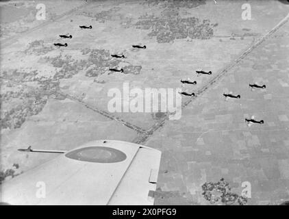 Hawker Hurricane Mark IIS de la 166e Escadre de la RAF survole en formation le nord-est de l'Inde dans le cadre des opérations de la RAF en extrême-Orient entre 1941 et 1945. Négatif photographique, Royal Air Force. Banque D'Images