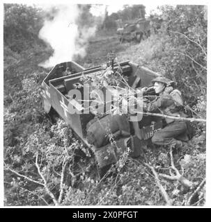 Les soldats participent à des exercices d'entraînement réalistes, se mettant à couvert derrière un porte-avions ennemi endommagé. Banque D'Images