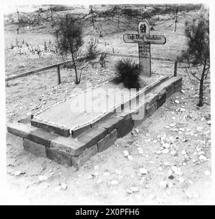 HUITIÈME ARMÉE : UN AÉRODROME EN PRÉPARATION - la tombe d'une jeune allemande de 20 ans, entourée de barbelés et de casemates. Négatif photographique, Armée britannique Banque D'Images